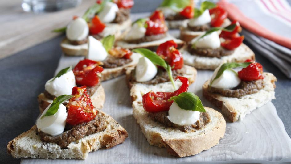 Tartines duo olives, billes de mozzarella et basilic