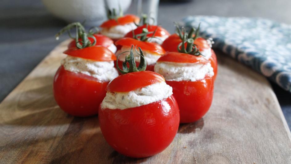 Tomates cocktail, ricotta pignons et olives