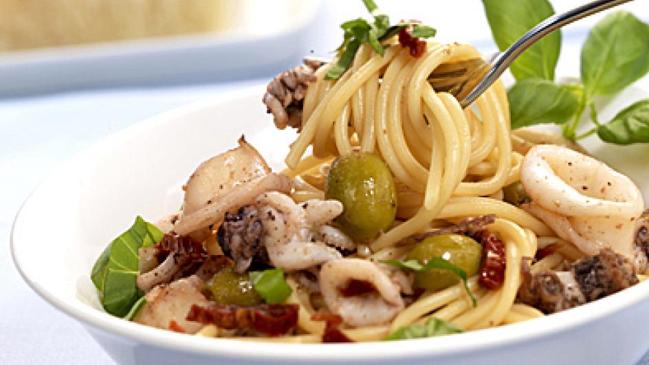 Spaghetti mit Oliven und Tintenfisch
