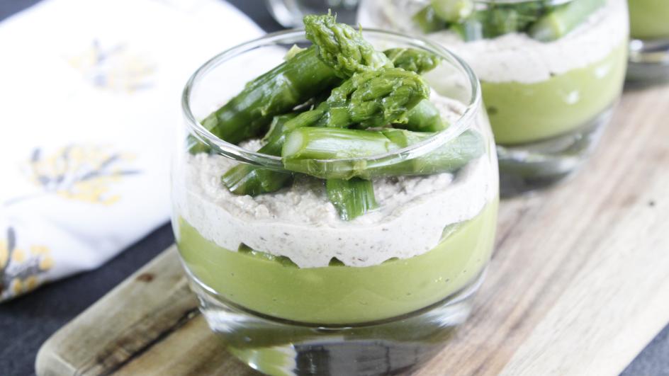 Verrine de petits pois, fromage frais aux olives et asperges croquantes