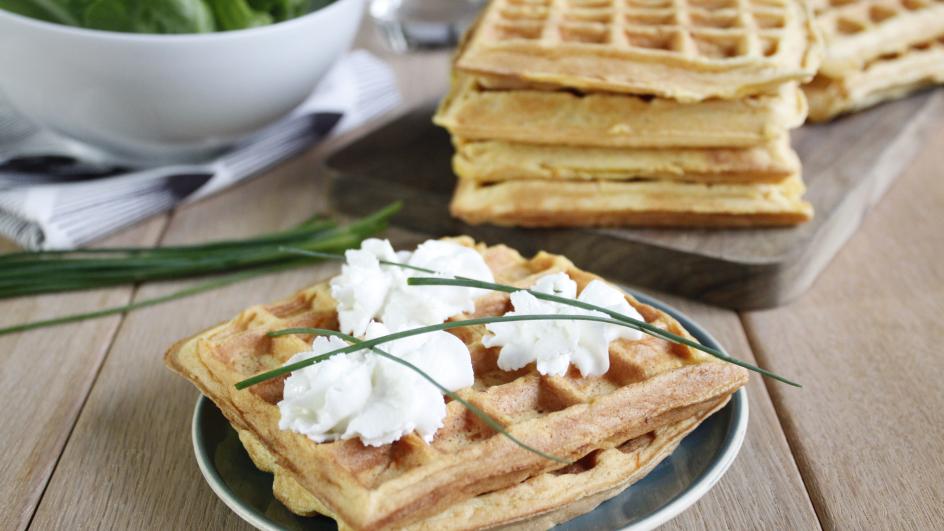 Karotten-Waffeln und frischem Ziegenkäse