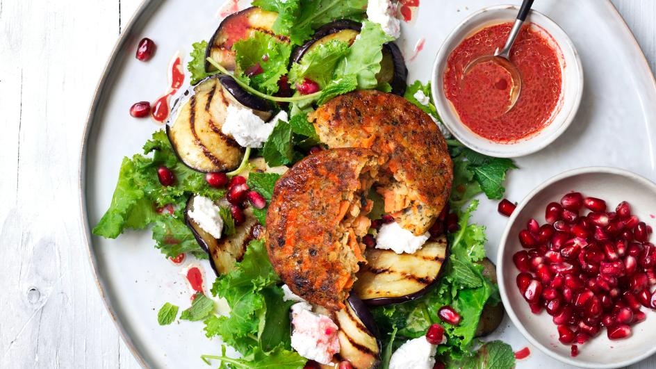 Burger de lentilles avec salade d'épinards et aubergines, vinaigrette à la grenade