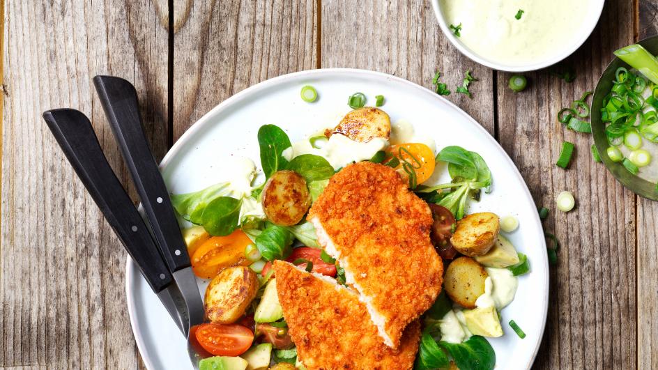 Escalope végane, pommes de terre au four, salade de tomates et vinaigrette à l'avocat