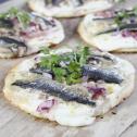 Pizzetas sardines, oignons
