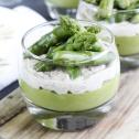 Verrine de petits pois, fromage frais aux olives et asperges croquantes