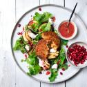 Burger de lentilles avec salade d'épinards et aubergines, vinaigrette à la grenade