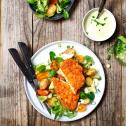 Escalope végane, pommes de terre au four, salade de tomates et vinaigrette à l'avocat